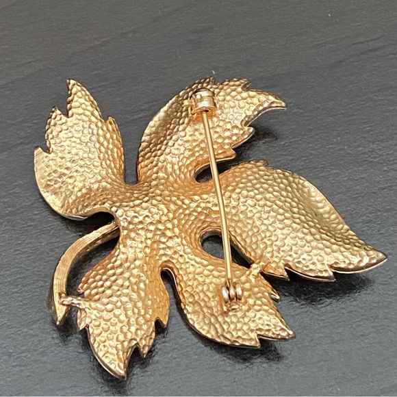 Vintage Unsigned 2-tone Brushed Silver & Gold-tone Maple Leaf Brooch - Picture 5 of 8